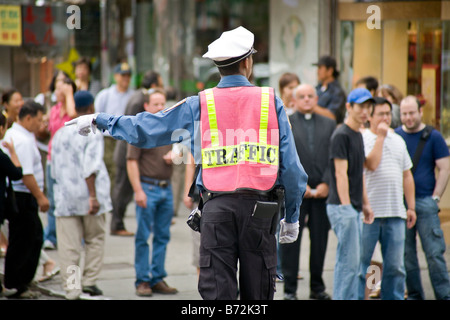 Ein Verkehrspolizist regelt den Verkehr an einer Kreuzung in New York City. Stockfoto