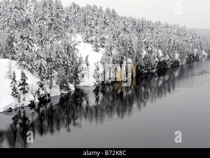 Die Schönheit der französischen Fluss im Winter Stockfoto