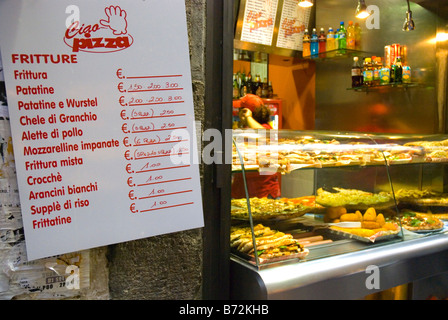 Frittierungen mit Snacks entlang Spaccanapoli der Hauptstraße im alten Neapel Italien Europa Stockfoto