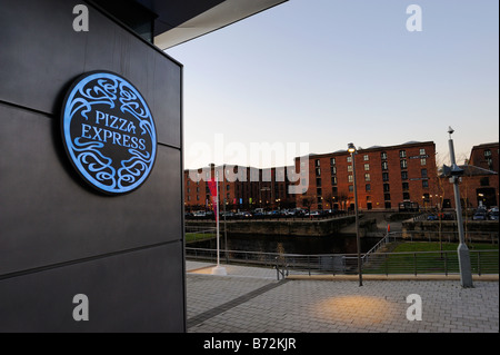 Pizza Express aufbauend auf Kings Dock, angrenzend an Albert Dock in Liverpool Stockfoto