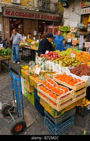 Einkaufen am Piazza Pignasecca Platz in Mitteleuropa Neapel Italien Stockfoto