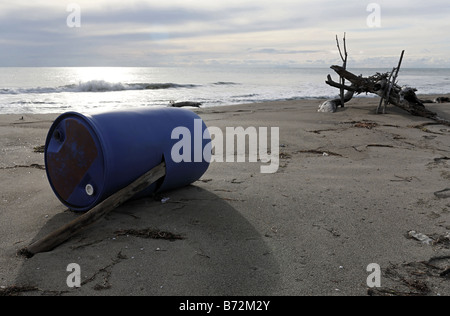 Blaue Kunststoff Fass angespült Strand Maremma Toskana Italien Stockfoto