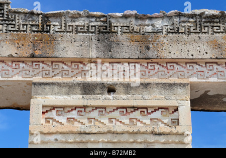 Reliefs und geometrischen Mustern im Patio de Las Tumbas, Mitla Ruinen, Mexiko Stockfoto