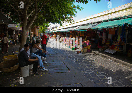 Straßenmarkt Mauritius Port Louis mit Ständen und Displays mit Körben Handtaschen Kräuter und Gewürze Stockfoto