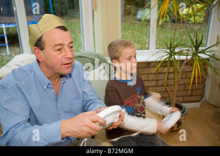 Eine Familie mit Computerspielen auf einer Wii-Konsole Stockfoto