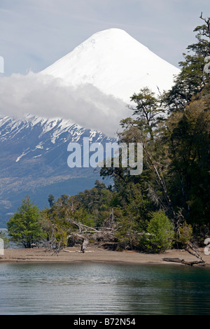 Vulkan Osorno betrachtet aus Lago Petrohue Stockfoto