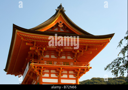 Eingangstor zum Kiyomizudera Tempel in Kyoto, Japan. Stockfoto