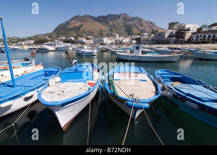 Fischerboote in Forio auf der Insel Ischia Bucht von Neapel Stockfoto