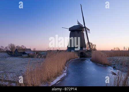 schöne Winter-Windmühle-Landschaft in den Niederlanden Stockfoto