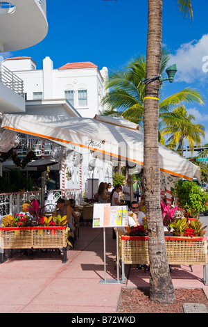 Miami South Beach Ocean Drive Art Deco Gebäude modische Terrasse oder Veranda Pflaster Restaurant Medi mit blauem Himmel & Wolke Stockfoto