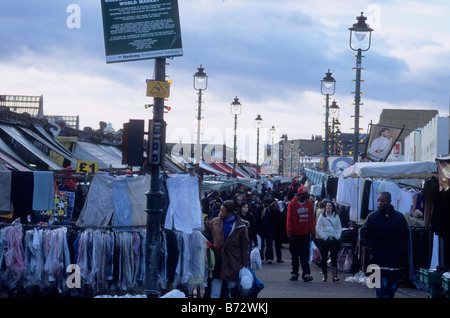 Käufer zu Fuß durch Ridley Straße Markt, Dalston, London Stockfoto