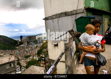 Leben in einem der Rios Favelas (Elendsviertel) Stockfoto