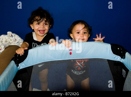 Niedlichen Zwillinge spielen und lachen. Stockfoto