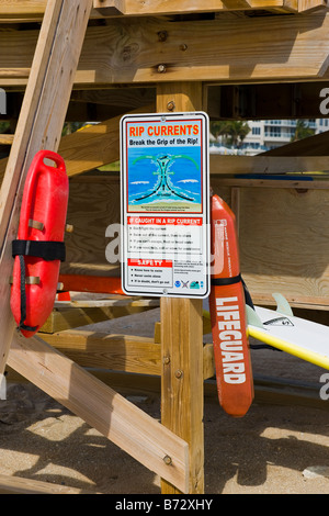 Palm Beach Shores, interessante Zeichen, Vorsicht bei Strömungen anmelden Rettungsschwimmer Station Hütte mit Lebensretter Schwimmer & Surfbrett Stockfoto