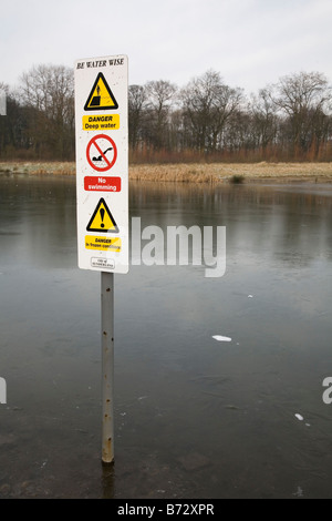 Ein Schild warnt Menschen vor potenziellen Gefahren in Herrington Country Park in Sunderland, England. Stockfoto