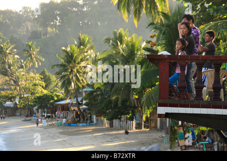 Familie auf Balkon, El Nido, Palawan Stockfoto