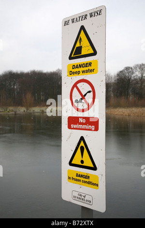 Ein Schild warnt Menschen vor potenziellen Gefahren in Herrington Country Park in Sunderland, England. Stockfoto