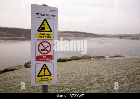 Ein Schild warnt Menschen vor potenziellen Gefahren in Herrington Country Park in Sunderland, England. Stockfoto