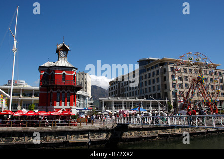 Menschen, überqueren die Drehbrücke am der V & A Waterfront hinter ist der Uhrturm-Cape Town-Südafrika Stockfoto