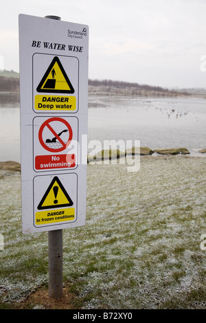 Ein Schild warnt Menschen vor potenziellen Gefahren in Herrington Country Park in Sunderland, England. Stockfoto