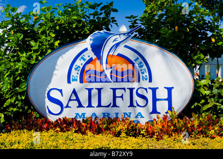 Palm Beach Shores, der Sailfish Marina, Schild am Eingang mit flower bed & Sträucher est 1952 Stockfoto