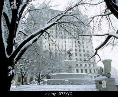 Das Plaza Hotel und der Pulitzer Fountain auf dem Grand Army Plaza in Midtown Manhattan in New York City nach einem Schneesturm. USA Stockfoto