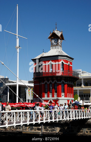 Menschen, überqueren die Drehbrücke am der V & A Waterfront hinter ist der Uhrturm-Cape Town-Südafrika Stockfoto