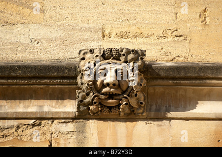 Ein Wasserspeier mit Weinbau aus Maul auf Magdalen Colleges Wand, sichtbar an der High Street, Oxford Stockfoto