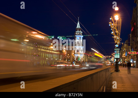 Lichtspuren aus einem Bus in der Nacht. Newski-Prospekt, die Nacht, St. Petersburg, Russland. Stockfoto