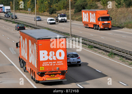 M25 Autobahn zwei von einer Art B&Q DIY Store Lieferwagen fahren auf der Autobahn Stockfoto