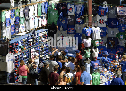 Baseball-Fans drängen sich einen Kreditor s Stand in der Nähe von Wrigley Field in Chicago Stockfoto