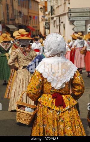 Frauen, gekleidet in traditioneller Kleidung in Saint-Tropez, Frankreich Stockfoto