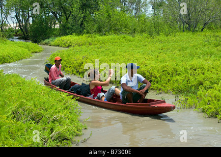 Suriname, Matapica National Park. Transport von Touristen in kleinen Kanu im Sumpf Land. Stockfoto