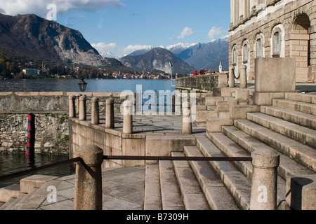 Palazzo Borromeo auf Isola Bella mit Blick auf die Alpen und die Isola dei Pescatori, Lago Maggiore, Italien. Stockfoto