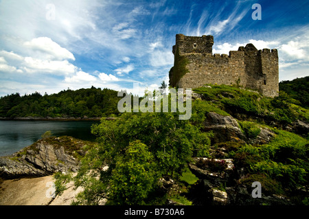 Blick auf Castle Tioram auf felsigen Landzunge an einem sonnigen Tag, Moidart Halbinsel, Western Highlands, Schottland, Vereinigtes Königreich Stockfoto