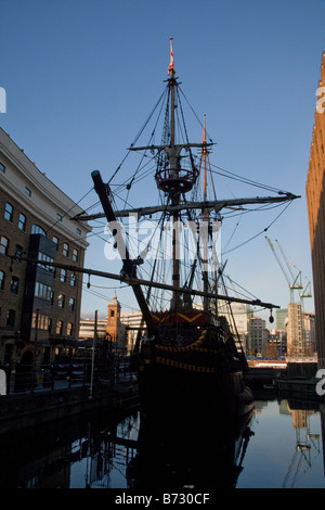 Nachbau der Golden Hinde Drakes Schiff vertäut am St Mary Overy Dock, Southbank, London, England. Stockfoto