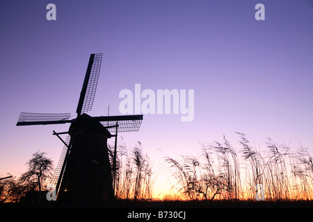 Niederländischen Kinderdijk Windmühlen mit Eis im winter Stockfoto