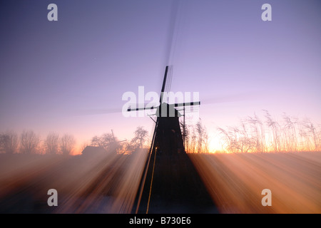 Niederländischen Kinderdijk Windmühlen mit Eis im winter Stockfoto