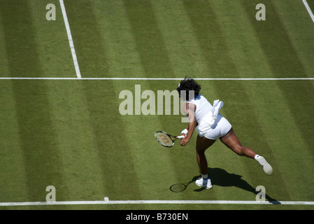 Serena Williams kehrt ein Schuss während ihr erstes Vorrundenspiel mit Kanepi in Wimbledon 2008 Stockfoto