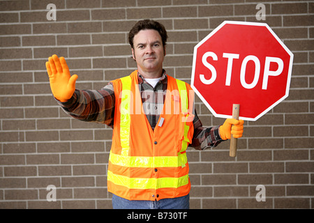 Eine freundliche Schule Kreuzung Wache mit einem Stop-Schild Stockfoto