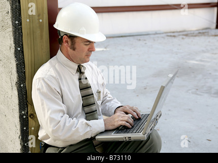 Ingenieur auf einer Baustelle mit einem Laptopcomputer Stockfoto