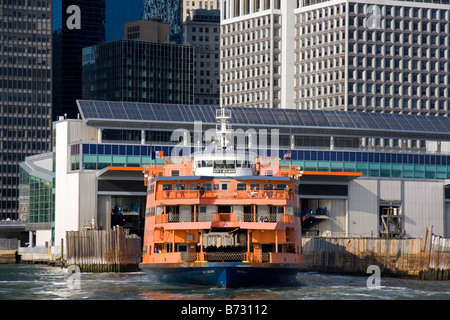 Fähre nach Staten Island in der Nähe von Battery Park New York City New York USA angedockt Stockfoto