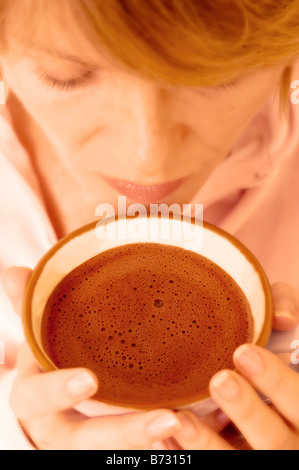 Frau trinken heißen Schokolade Stockfoto