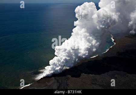 Lava fließt in den Pazifischen Ozean von Kilauea-Vulkan, Big Island, Hawaii, aus der Luft Stockfoto