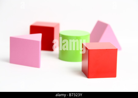 bunte Holz Kinder Bausteine verstreut auseinander Stockfoto