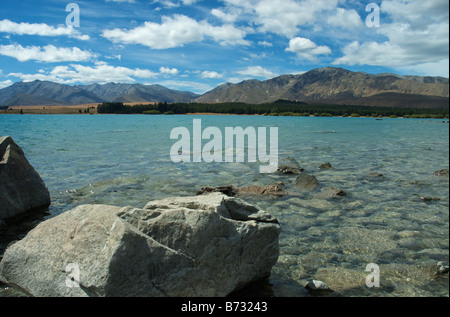 Dem atemberaubenden türkisblauen Wasser des Lake Tekapo gesehen gegen den südlichen Alpen. Stockfoto