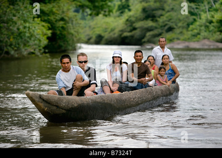 Suriname, Kwamalasamutu, Touristen-Tour mit ausgegraben, Kanus, genannt "Korjaal", am Sipaliwini River. Stockfoto