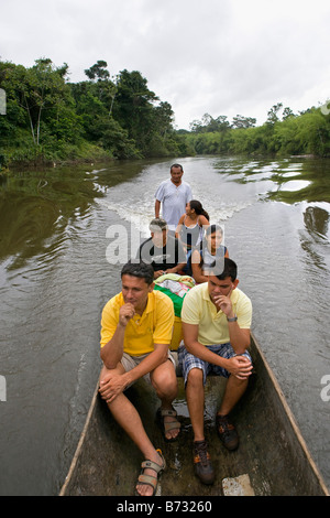 Suriname, Kwamalasamutu, Touristen-Tour mit ausgegraben, Kanus, genannt "Korjaal", am Sipaliwini River. Stockfoto