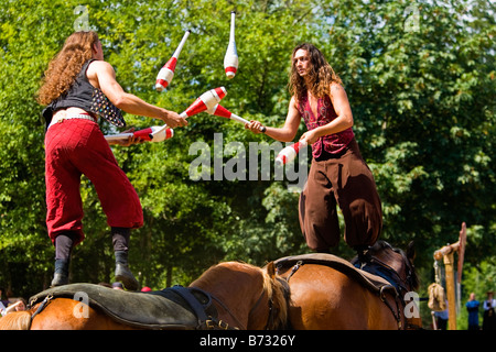 Zwei Zigeuner Männerbild aufstehen auf dem Rücken der Pferde beim Jonglieren mit bowling-pins Stockfoto