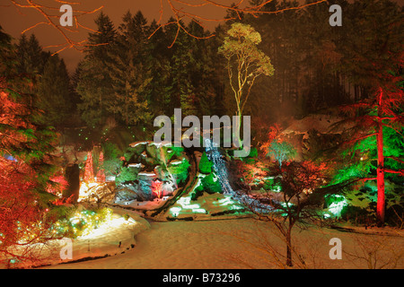 Versunkene Garten mit Weihnachtsbeleuchtung in der Nacht Butchart Gardens Victoria British Columbia Kanada Stockfoto